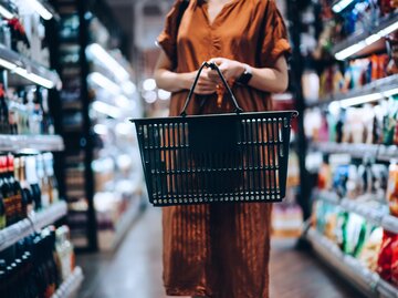 Frau geht im Supermarkt einkaufen | © Getty Images/d3sign