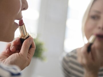 Frau schminkt sich ihre Lippen | © Getty Images/	JGI/Jamie Grill