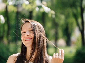 Lächelnde Frau mit feinen Haaren | © Getty Images/	Iuliia Burmistrova