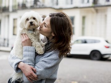 Frau hält Hund in ihren Armen | © Getty Images/Westend61