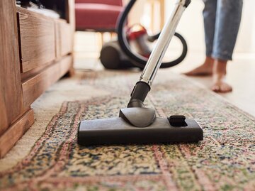 Frau saugt den Teppich | © Getty Images/LumiNola