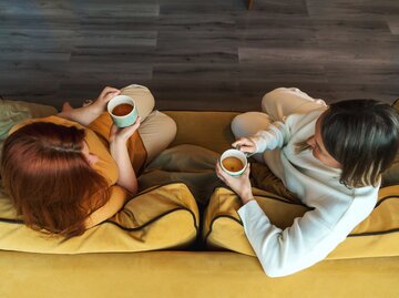 Freundinnen unterhalten sich mit einem Kaffee | © GettyImages/Fiordaliso