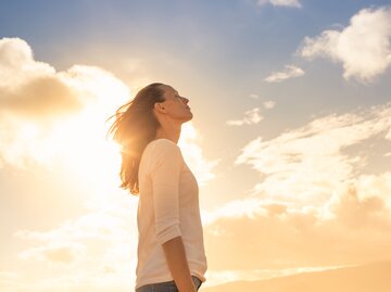 Frau blickt nachdenklich in den Himmel | © GettyImages/kieferpix
