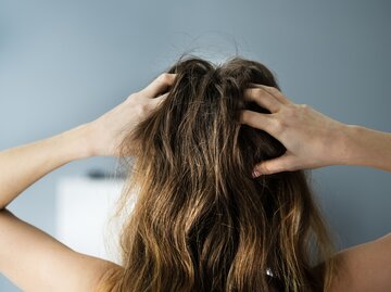 Frau hat fettige Haare | © GettyImages/AndreyPopov