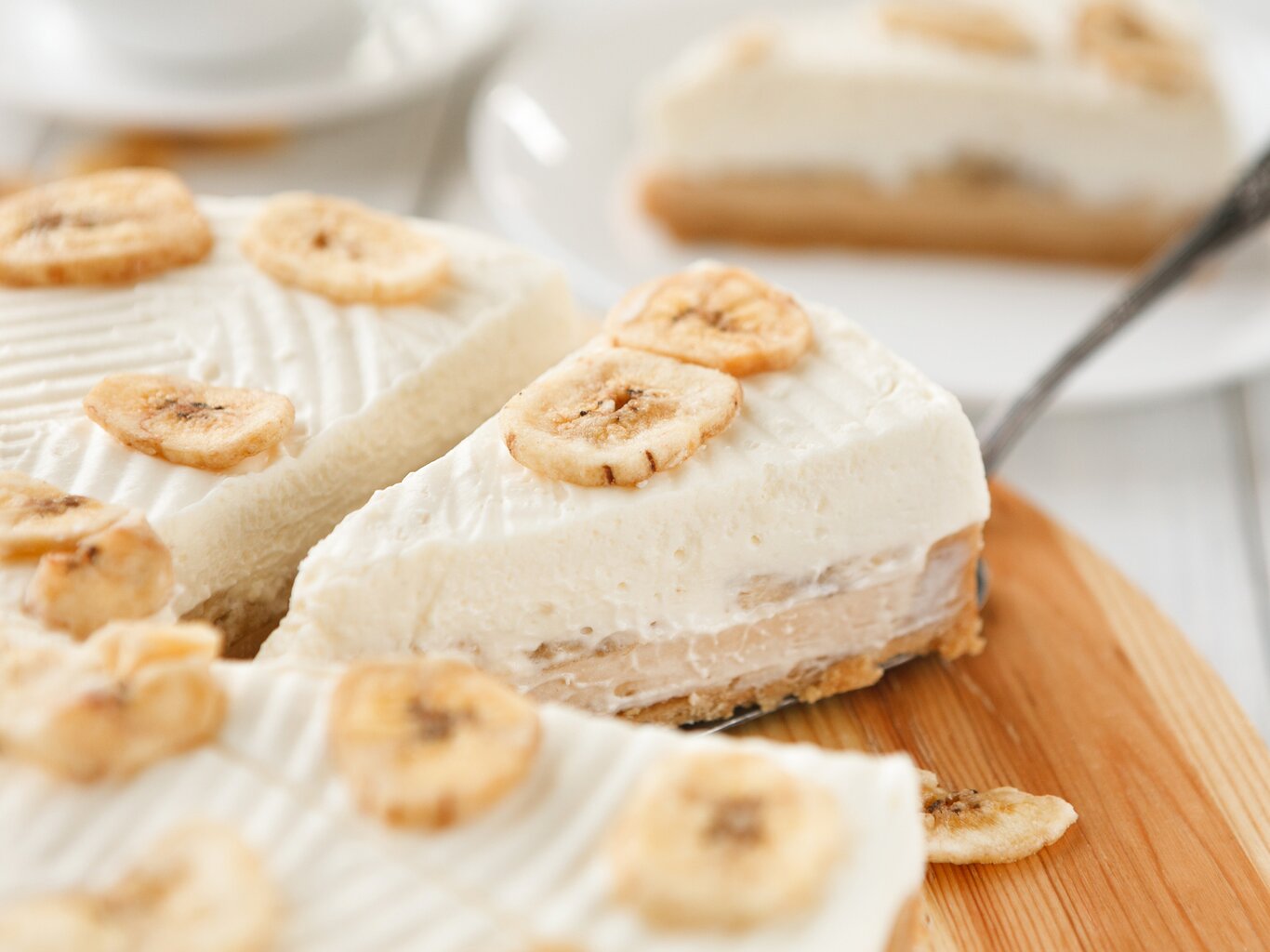 Ohne Backen: Cremiger Bananenkuchen mit knusprigem Keksboden