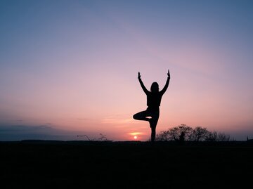 Frau steht im Schatten des Mondlichts | © Unsplash/carlnewton