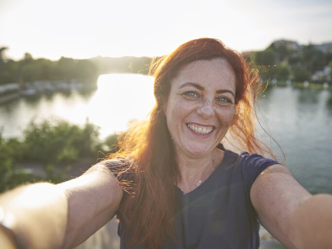 Frau macht Selfie von sich | © GettyImages/Nico De Pasquale Photography