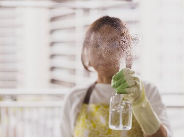 Frau putzt Fensterscheibe | © GettyImages/	Susumu Yoshioka