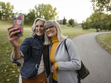 Zwei Frauen mit grauen Haaren machen Foto von sich | © GettyImages/Hero Images Inc