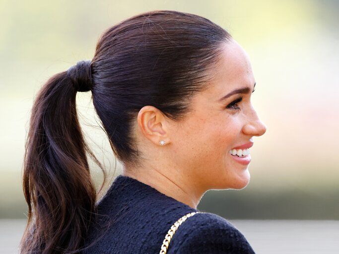 Herzogin Meghan mit einer strengen Zopffrisur | © GettyImages/Max Mumby/Indigo