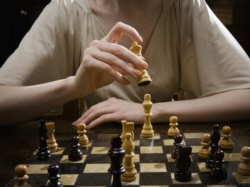 Frau spielt Schach | © GettyImages/Betsie Van der Meer