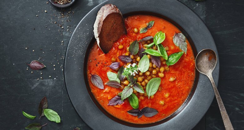 Vegane Kichererbsen-Tomatensuppe | © GettyImages/ Westend61