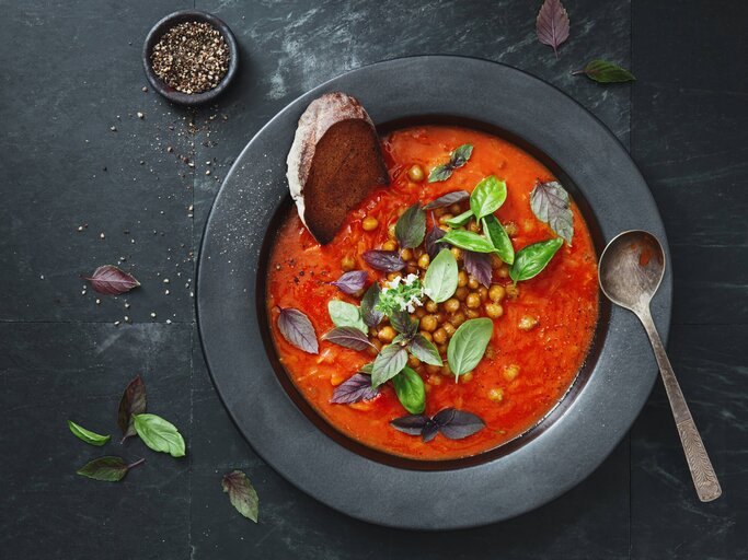 Vegane Kichererbsen-Tomatensuppe | © GettyImages/ Westend61