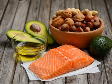 Cholesterinwerte senken mit Lebensmittel wie Avocado, Lachs und Nüsse | © GettyImages/JulijaDmitrijeva