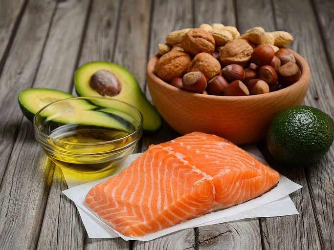 Cholesterinwerte senken mit Lebensmittel wie Avocado, Lachs und Nüsse | © GettyImages/JulijaDmitrijeva