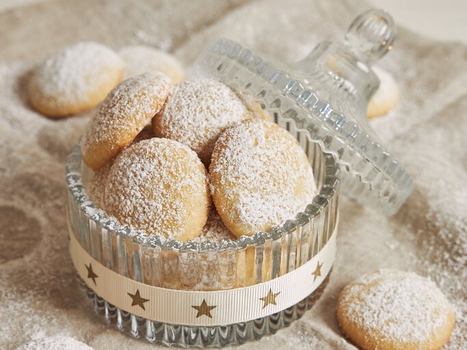 Puddingplätzchen mit Puderzucker | © GettyImages/	Wirestock