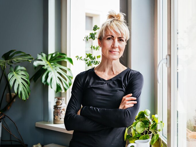 Selbstbewusste Frau verschränkt die Arme | © GettyImages/Tom Werner