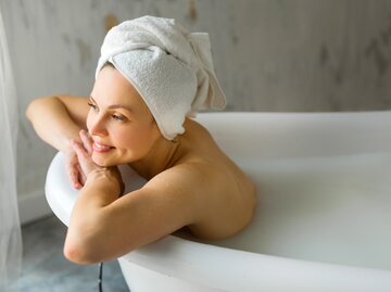 Frau liegt in der Badewanne | © AdobeStock/Alexandr