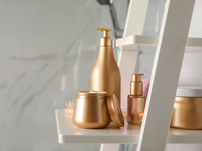 Goldene Beauty-Produkte im Bad | © GettyImages/	Liudmila Chernetska