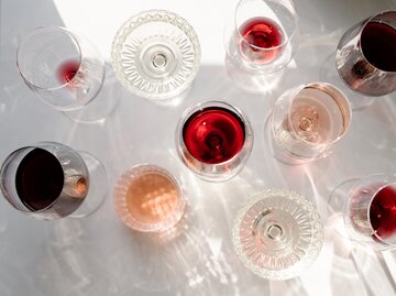 Verschiedene Weingläser | © GettyImages/Alina Nechaeva