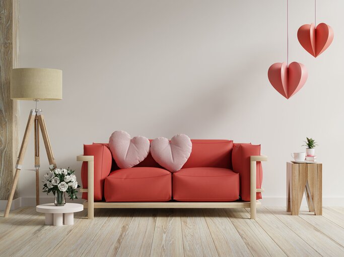 Wohnung zum Valentinstag dekoriert | © GettyImages/Vanit Janthra