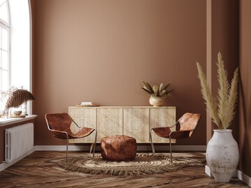 Moderne Wohnung mit brauner Wandfarbe | © GettyImages/	Artjafara