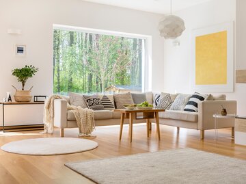 Wohnzimmer mit Sofa und Dekokissen | © AdobeStock/Photographee.eu