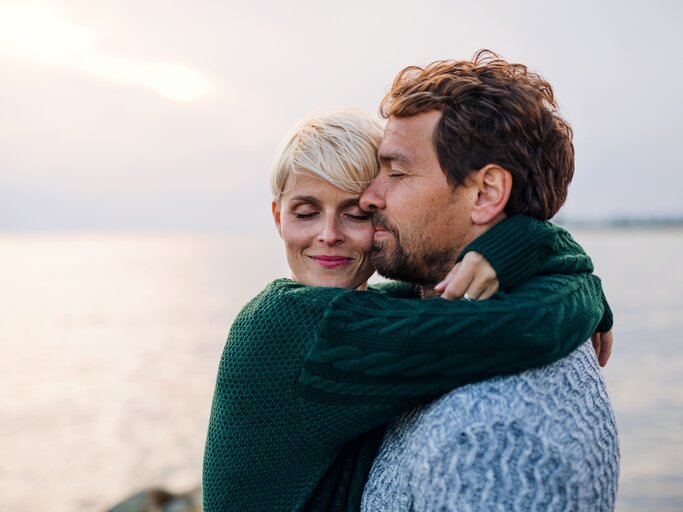 Frau und Mann umarmen sich innig | © GettyImages/Halfpoint Images
