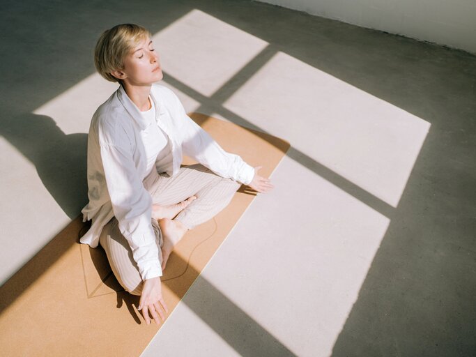 Frau macht Yoga | © GettyImages/	Anna Efetova