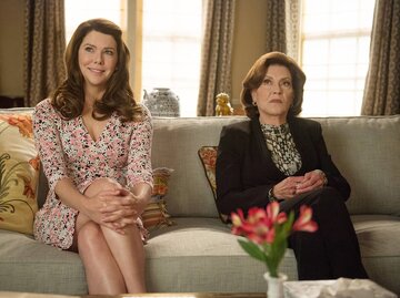 Lauren Graham und Emily Bishop aus Gilmore Girls | © Neil Jacobs / Netflix /Imago Images