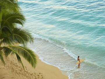 Surferin am Strand von Hawaii | © GettyImages