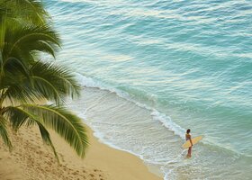 Surferin am Strand von Hawaii