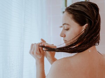 Frau hat Haare frisch gewaschen | © Getty Images/GabrielPevide