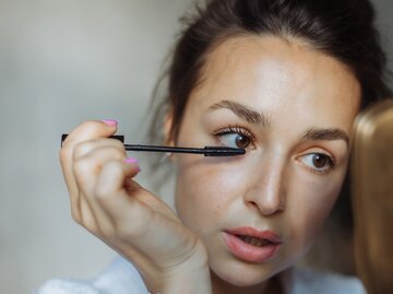 Frau tuscht sich die Wimpern | © Getty Images/Aleksandra Shamomina / EyeEm