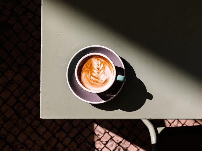Kaffee steht auf dem Tisch | © Getty Images/ Alexander Spatari
