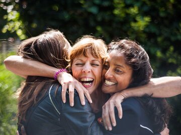 Drei erwachsene Frauen umarmen sich freudig | © Getty Images/Lucy Lambriex