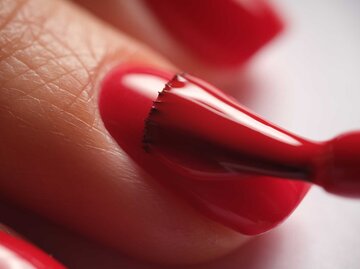 Nahaufnahme roter Nagellack auf Fingernägeln | © Adobe Stock/H_Ko