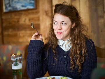 Junge Frau beim Essen | © Getty Images/Justin Case