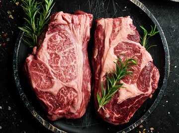 Rohes Fleisch auf einem Teller | © Adobe Stock/Yaruniv-Studio