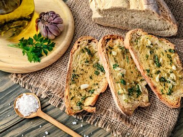 Snack oder Vorspeise von Knoblauch, Basilikum und Olivenöl Bruschetta - Stock-Fotografie | © Getty Images/apomares