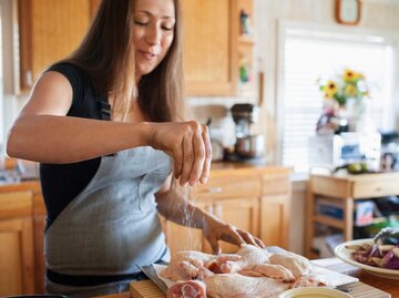 Frau bereitet Fleisch zu | © Getty Images/Cavan Images