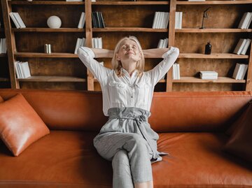 Frau relaxt auf Sofa | © AdobeStock/InsideCreativeHouse