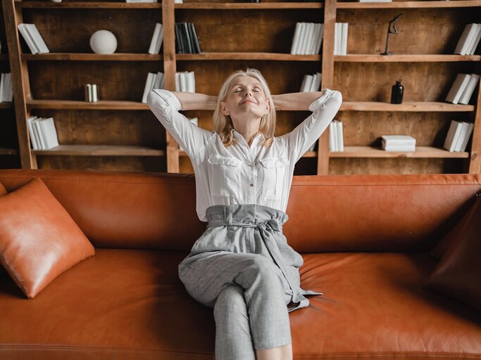 Frau relaxt auf Sofa | © AdobeStock/InsideCreativeHouse