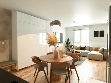Einzimmerwohnung mit Sofa, Esstisch und Schrank | © AdobeStock/Vincent