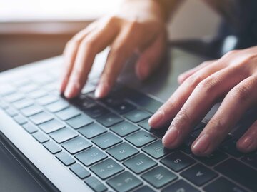 Tastatur eines Laptops in Nahaufnahme | © Adobe Stock/Farknot Architect