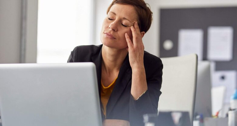Person müde an PC | © Getty Images/Westend61