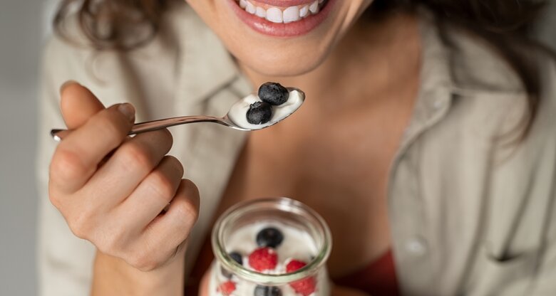 Frau isst Joghurt mit Früchten | © Getty Images/Ridofranz