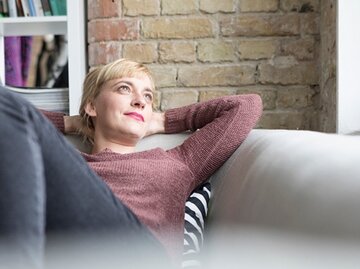 Frau liegt auf dem Sofa | © Westend61, Getty Images