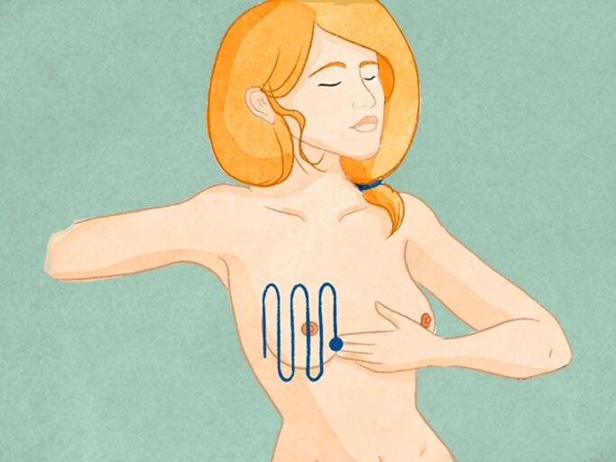 Frau tastet ihre Brust systematisch ab. | © Funke Digital