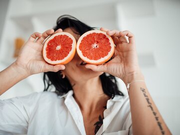 Frau hält zwei Grapefruits | © Getty Images/Ol'ga Efimova / EyeEm